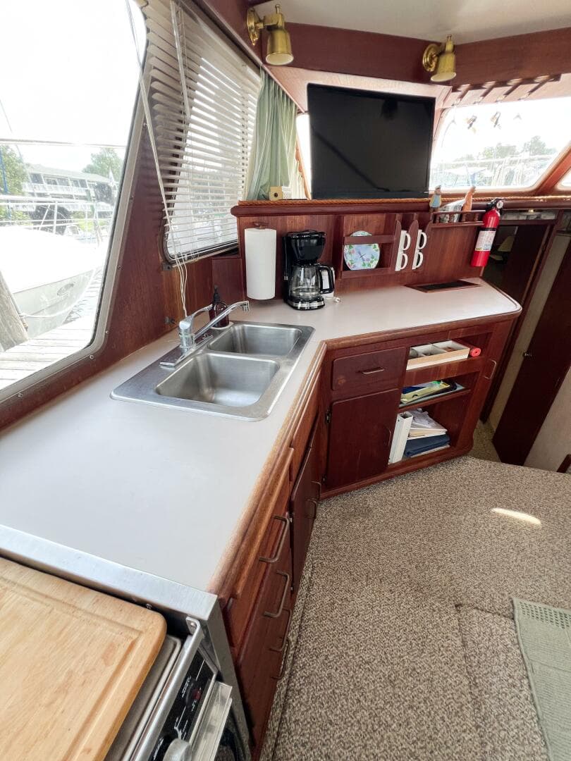 1987 Tollycraft 34 Sedan Sport — photo 36