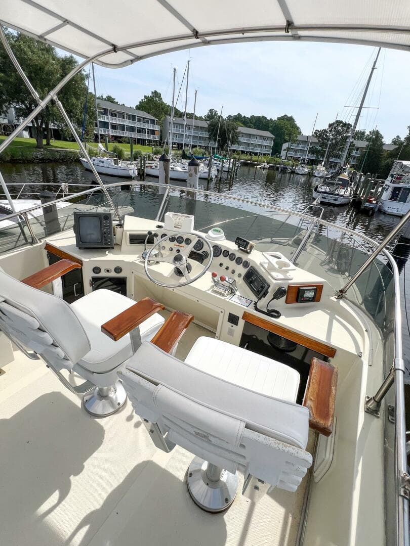 1987 Tollycraft 34 Sedan Sport — photo 13