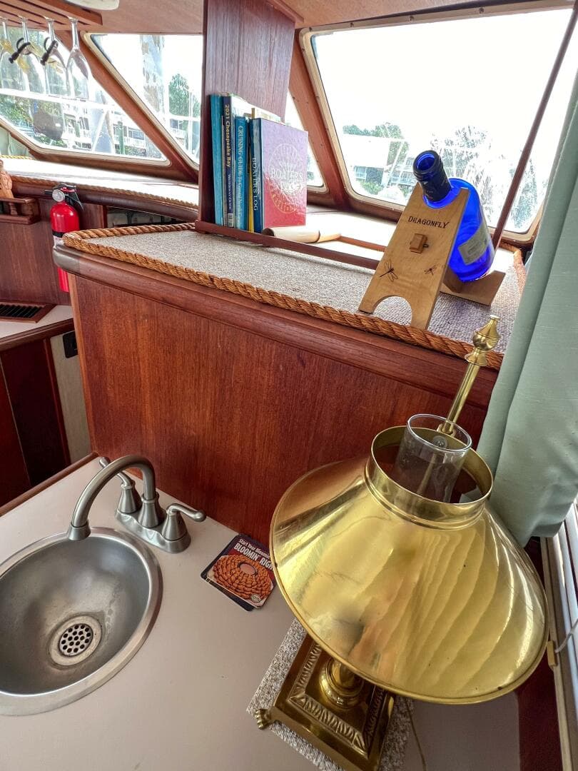 1987 Tollycraft 34 Sedan Sport — photo 32