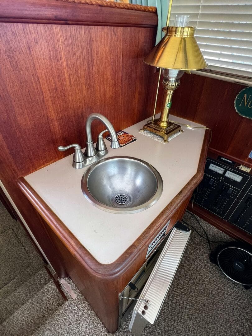 1987 Tollycraft 34 Sedan Sport — photo 31