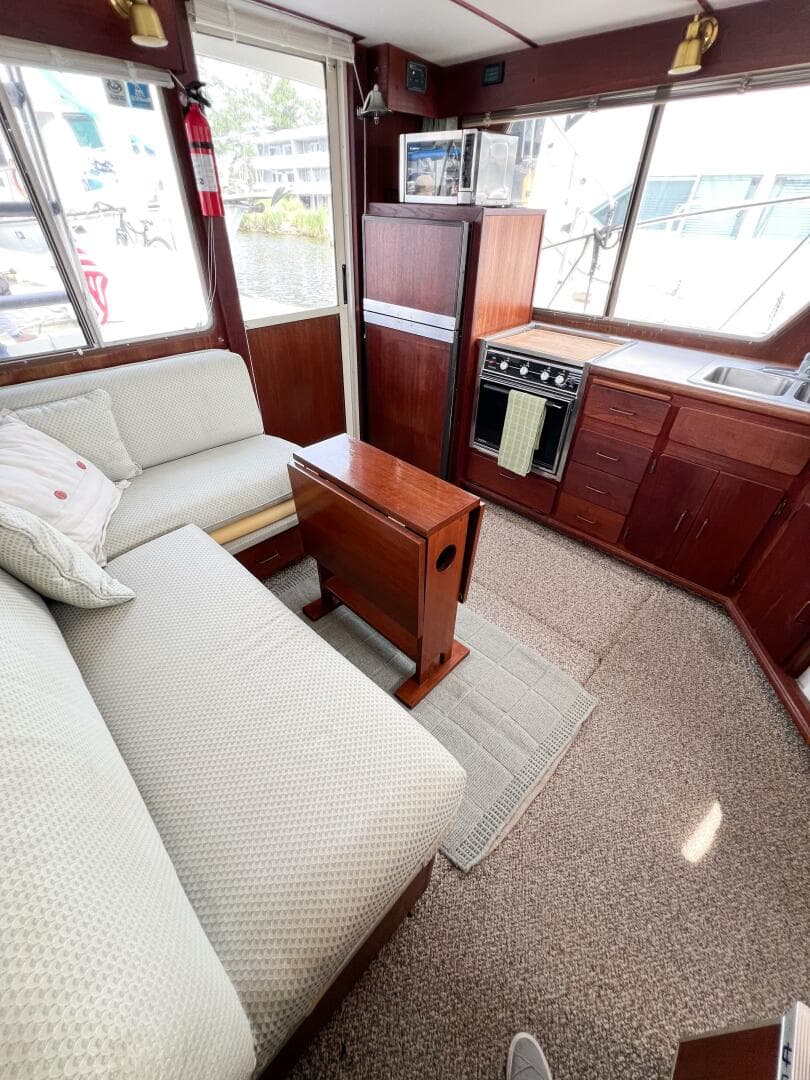 1987 Tollycraft 34 Sedan Sport — photo 24