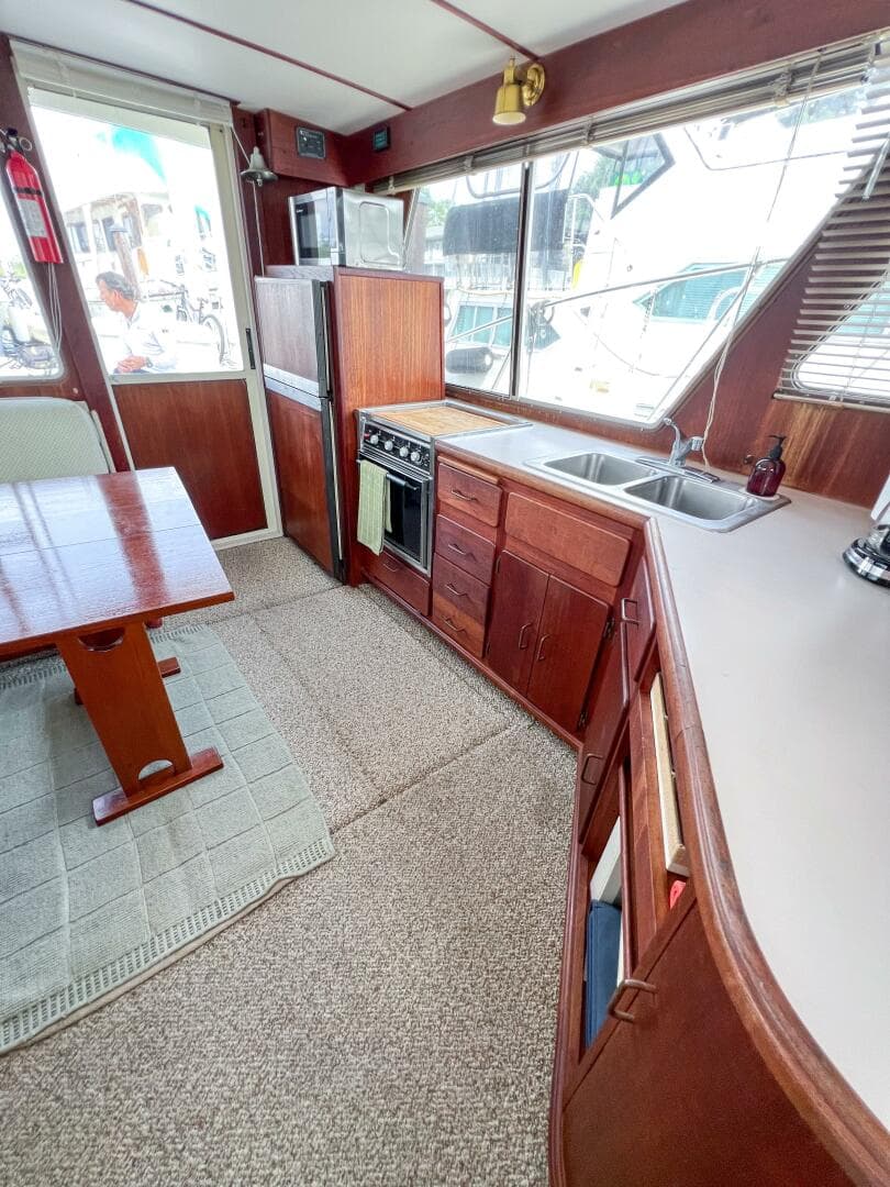 1987 Tollycraft 34 Sedan Sport — photo 50