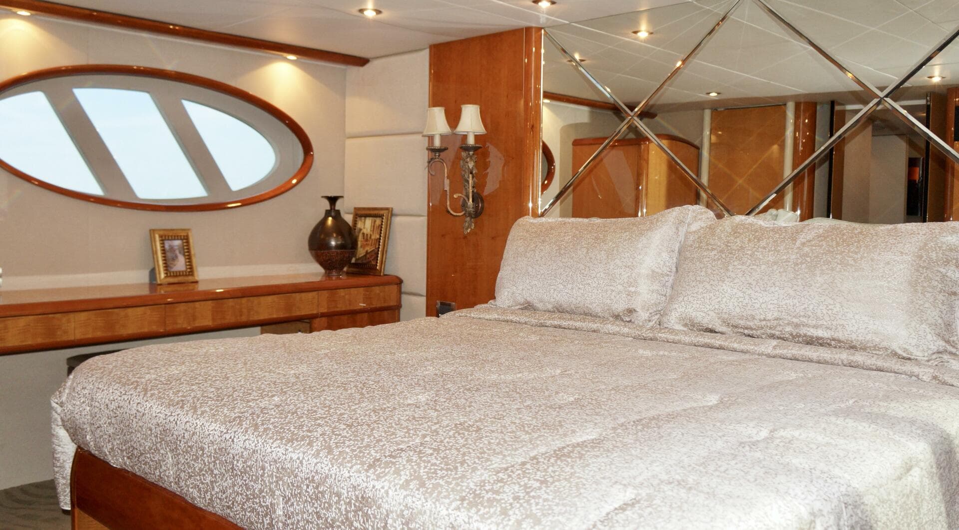 2007 Lazzara Yachts 74 — photo 38