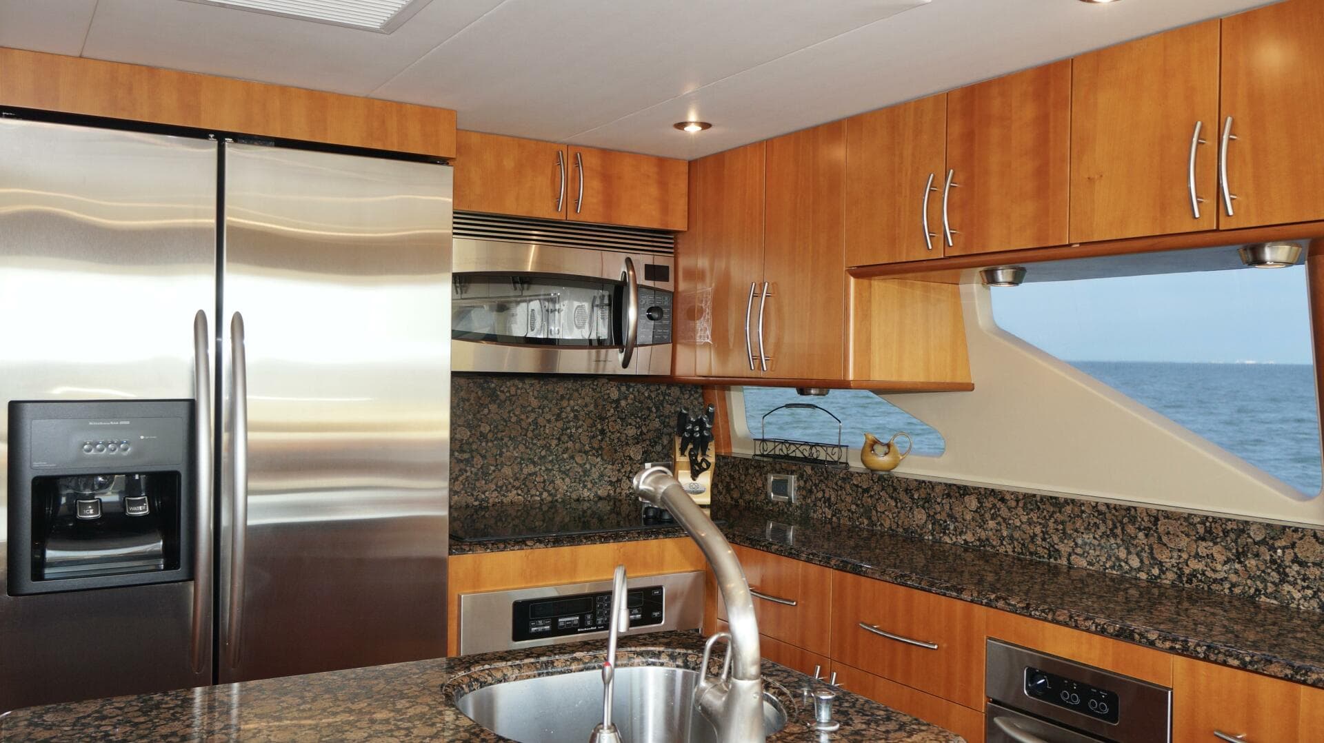 2007 Lazzara Yachts 74 — photo 24