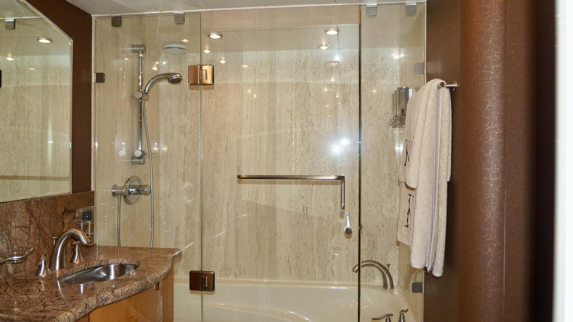 2007 Lazzara Yachts 74 — photo 46