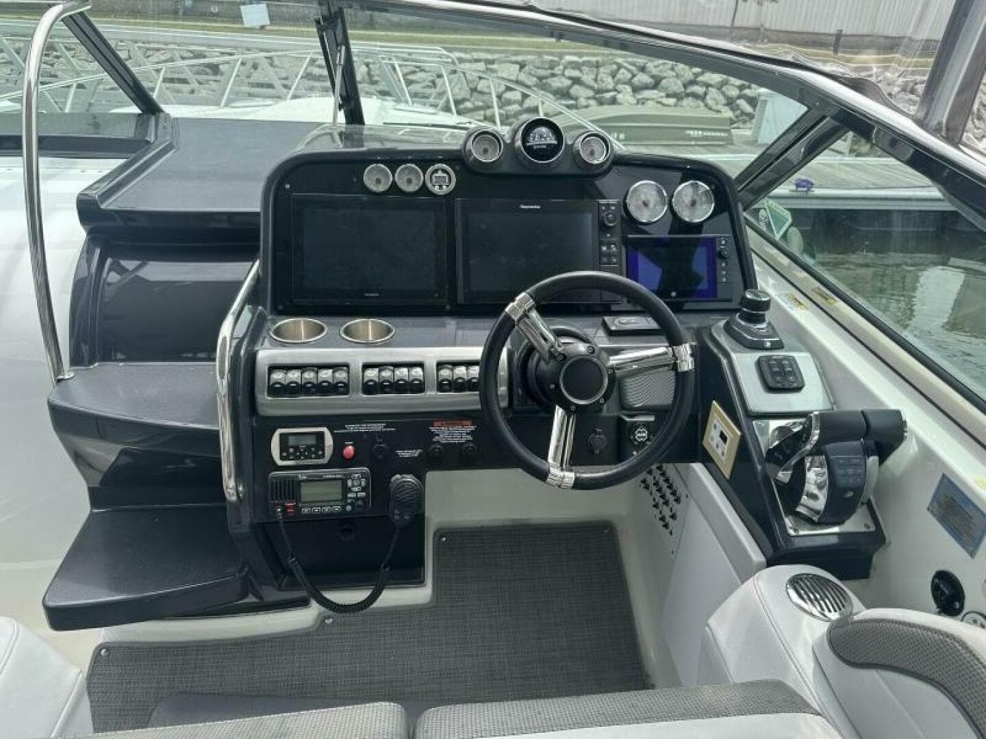 2017 Formula 370 SS — photo 9