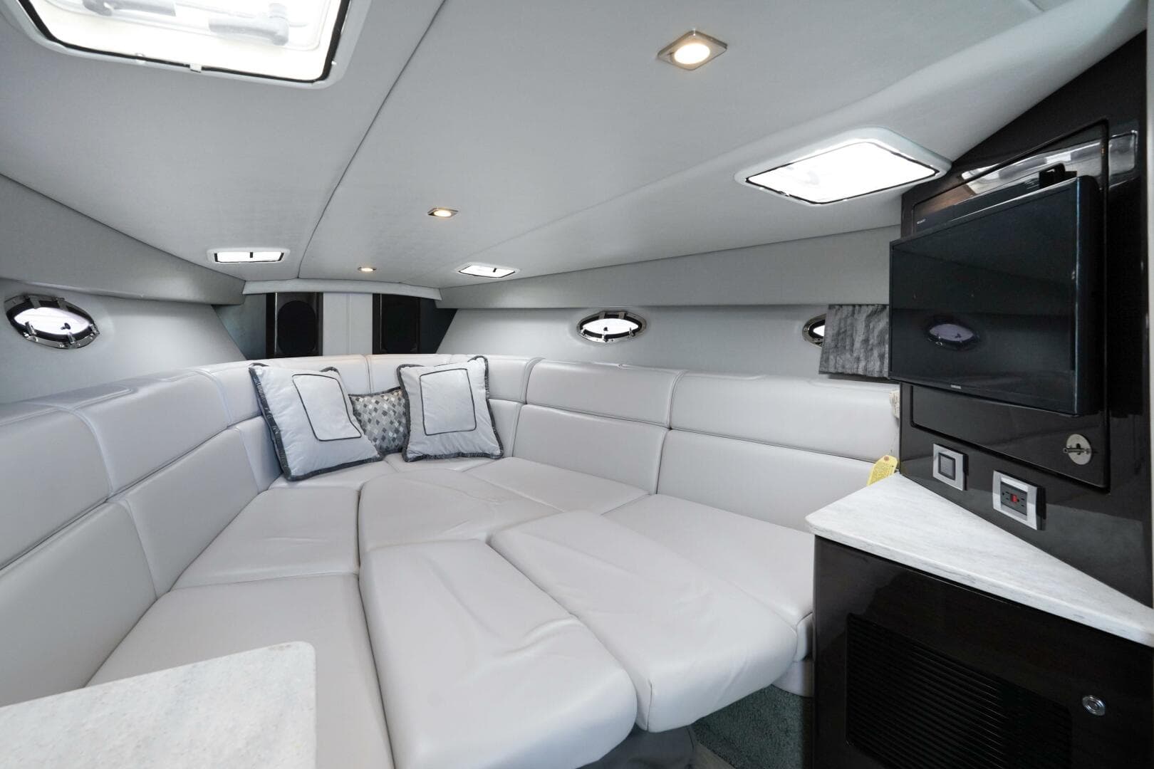 2017 Formula 370 SS — photo 31