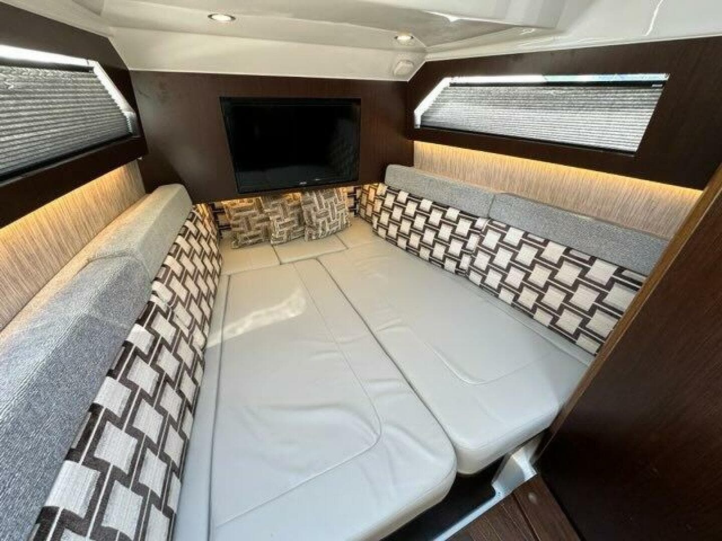 2021 Pursuit 428 Sport — photo 42