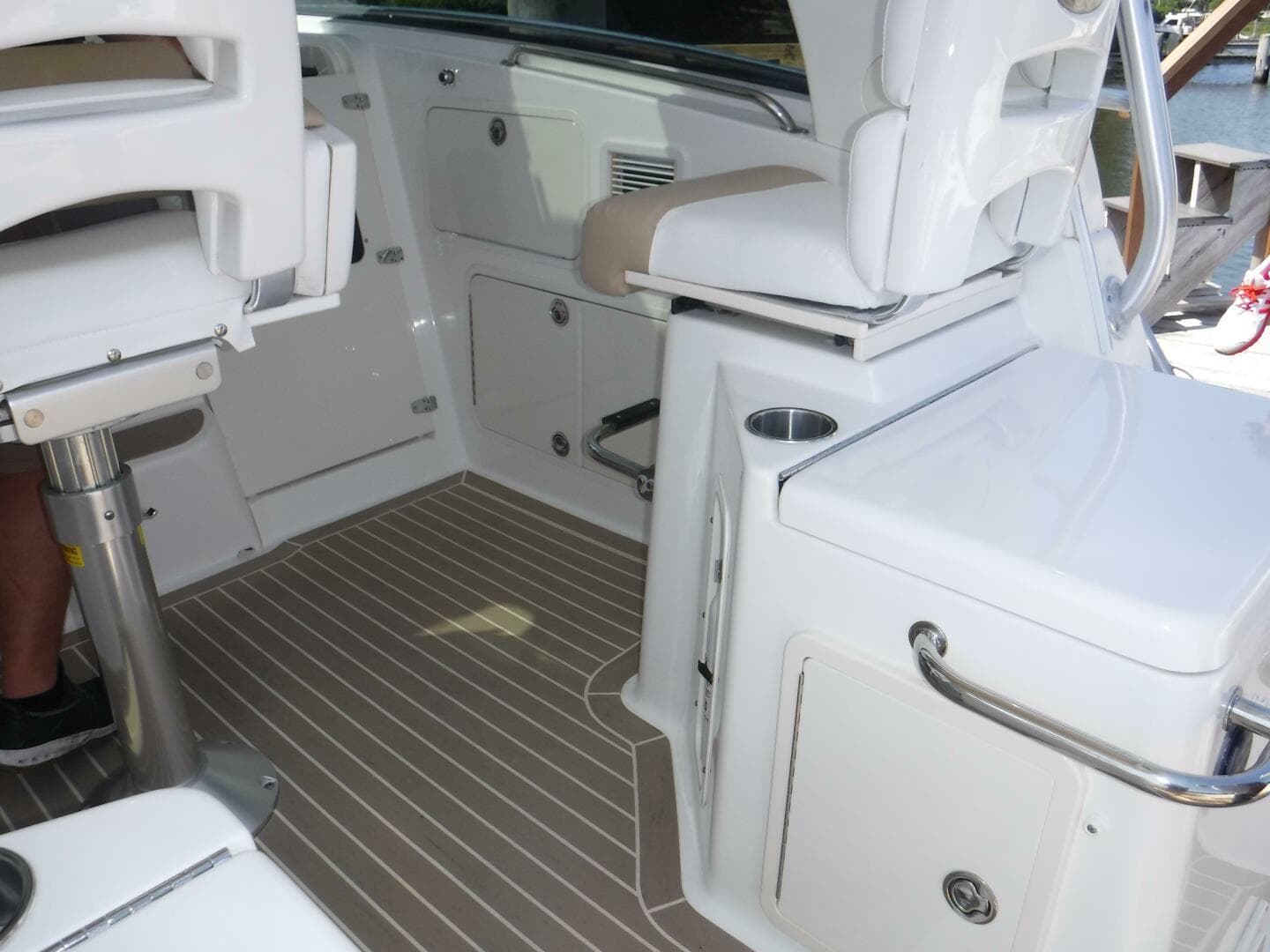 2008 Boston Whaler 346 Conquest — photo 6