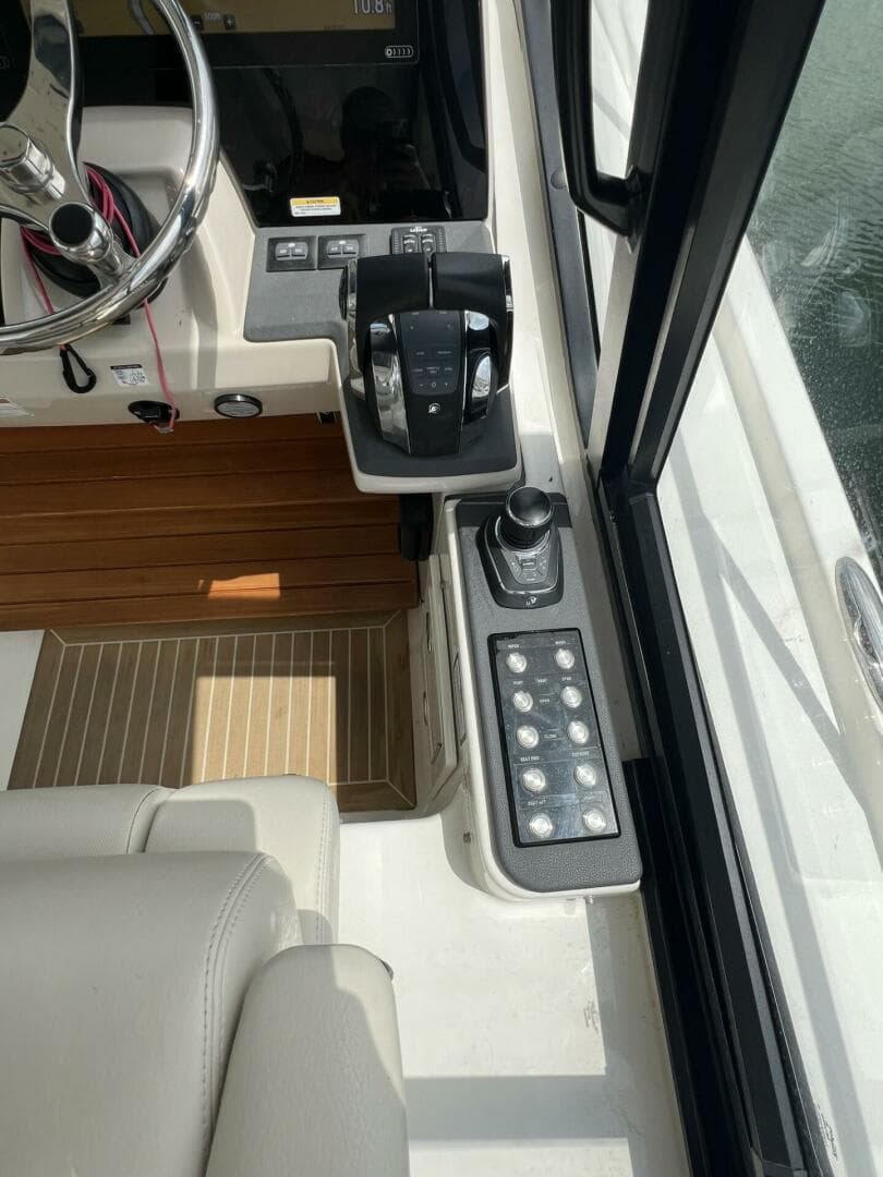 2021 Boston Whaler 405 Conquest — photo 31
