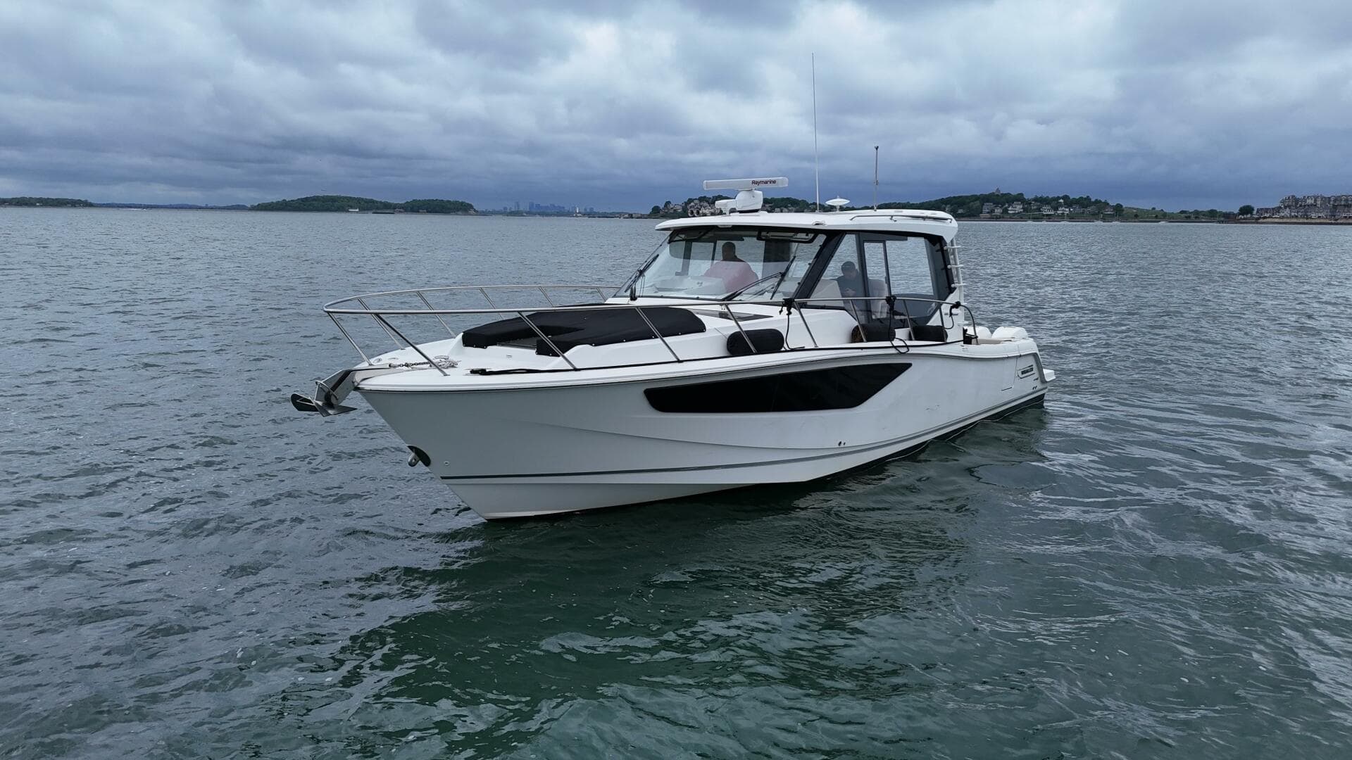 2021 Boston Whaler 405 Conquest — photo 9