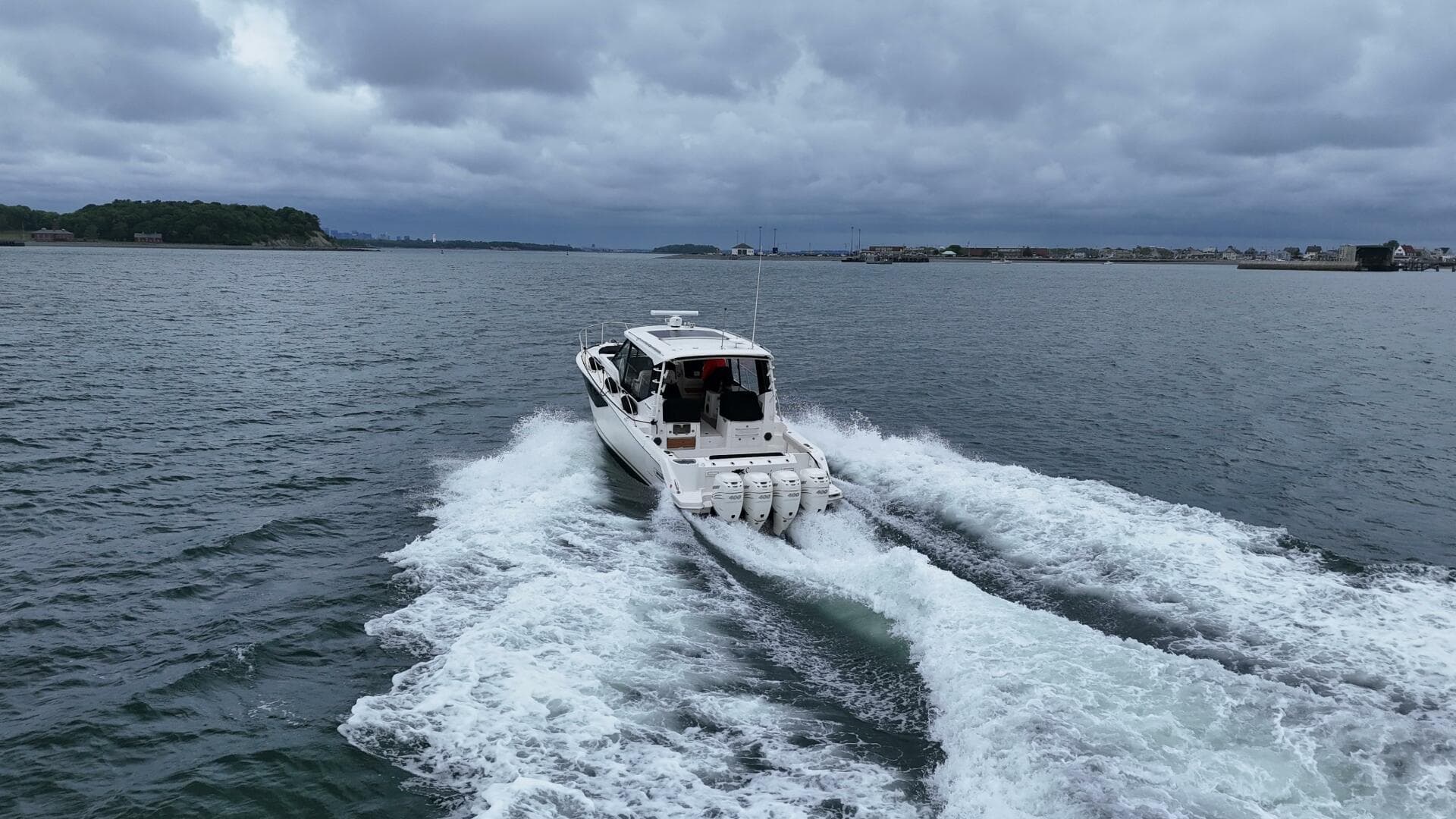 2021 Boston Whaler 405 Conquest — photo 10
