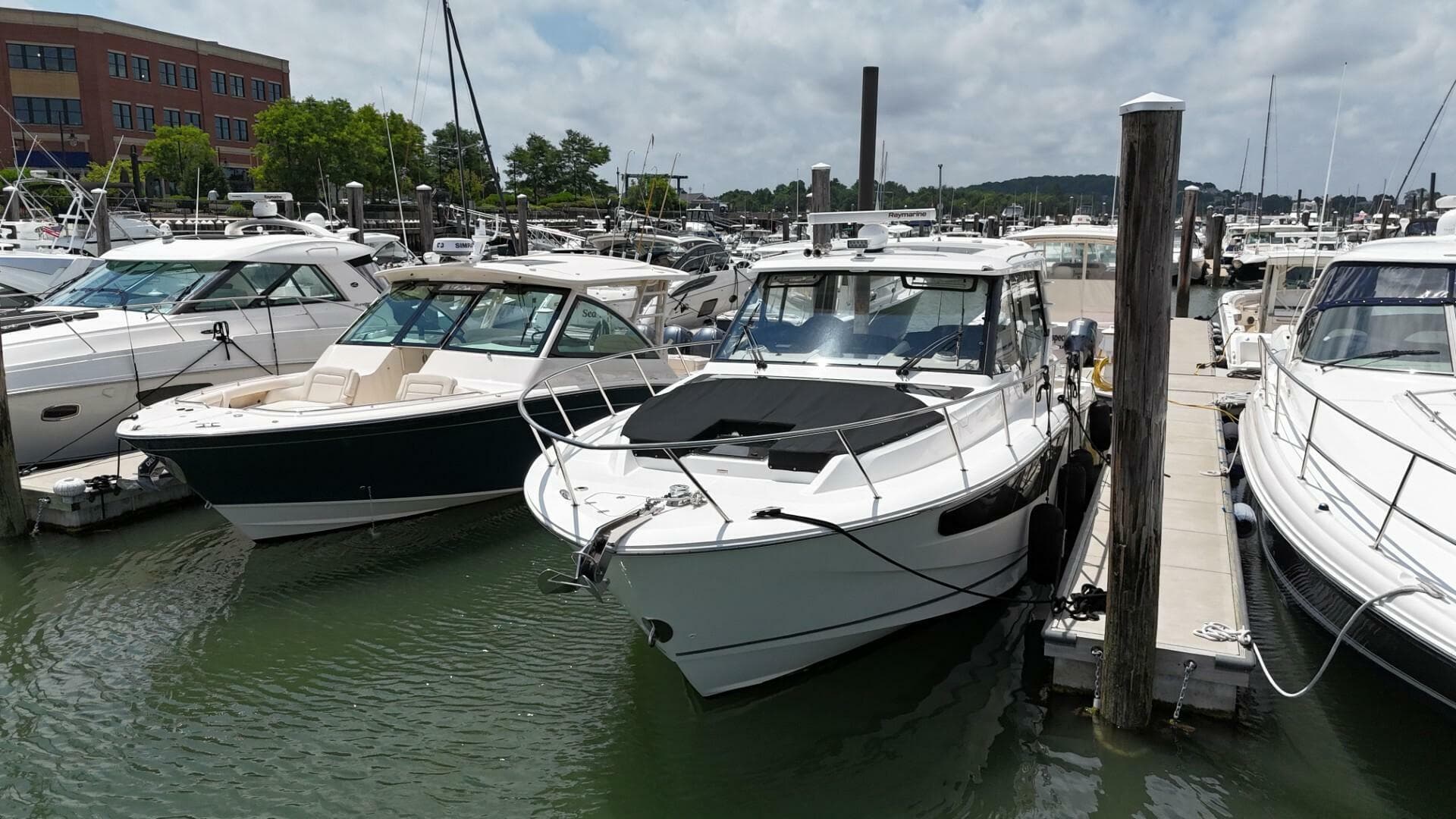 2021 Boston Whaler 405 Conquest — photo 17