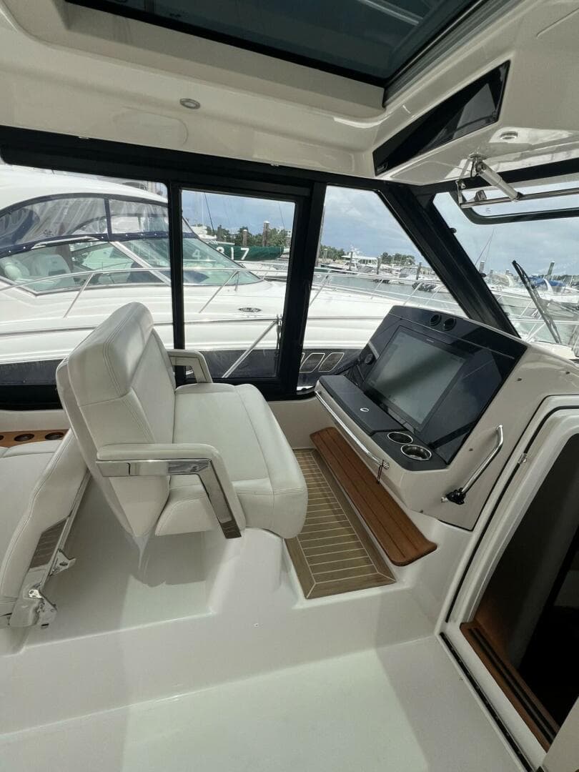 2021 Boston Whaler 405 Conquest — photo 27
