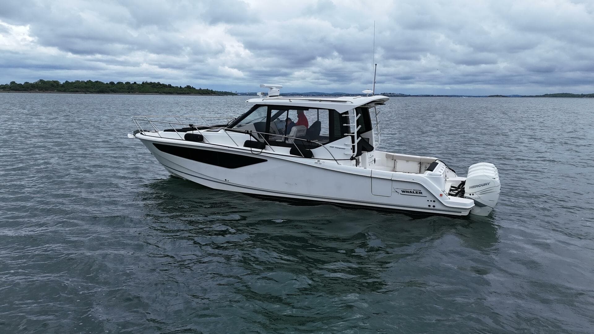 2021 Boston Whaler 405 Conquest — photo 8
