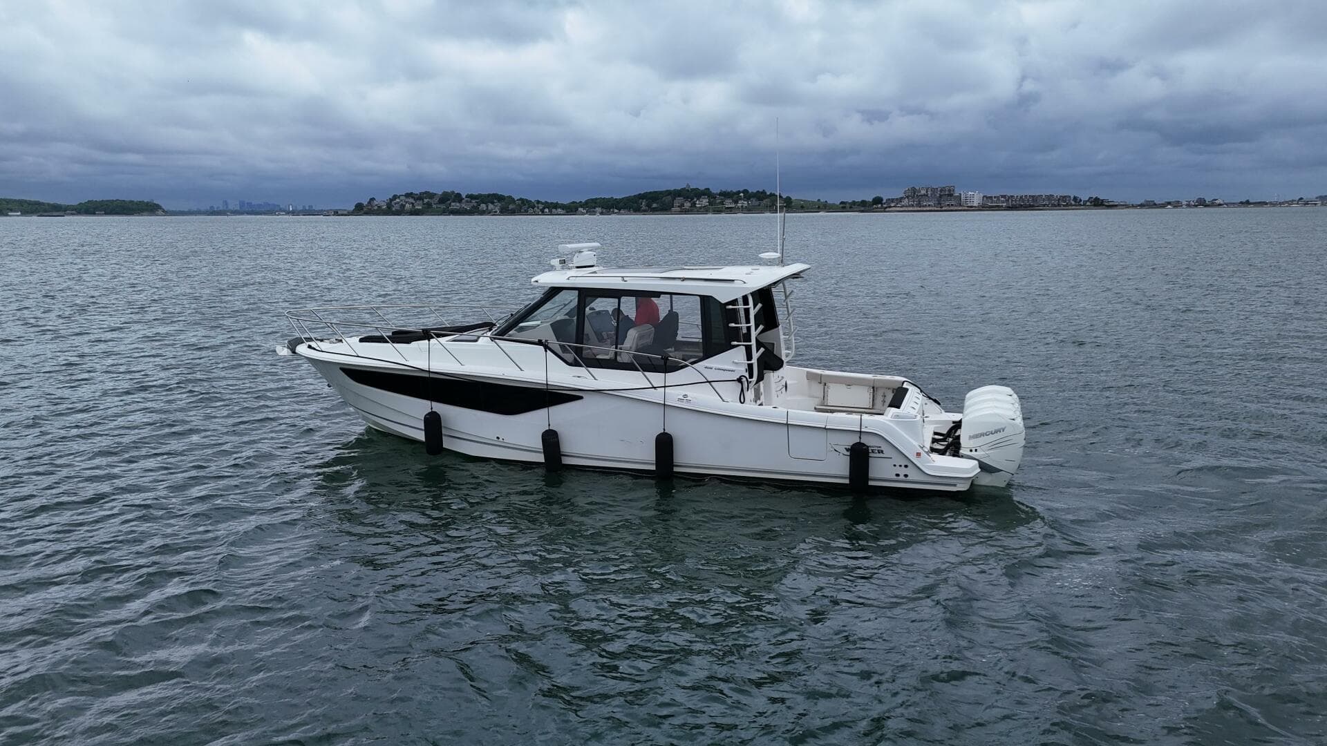 2021 Boston Whaler 405 Conquest — photo 5