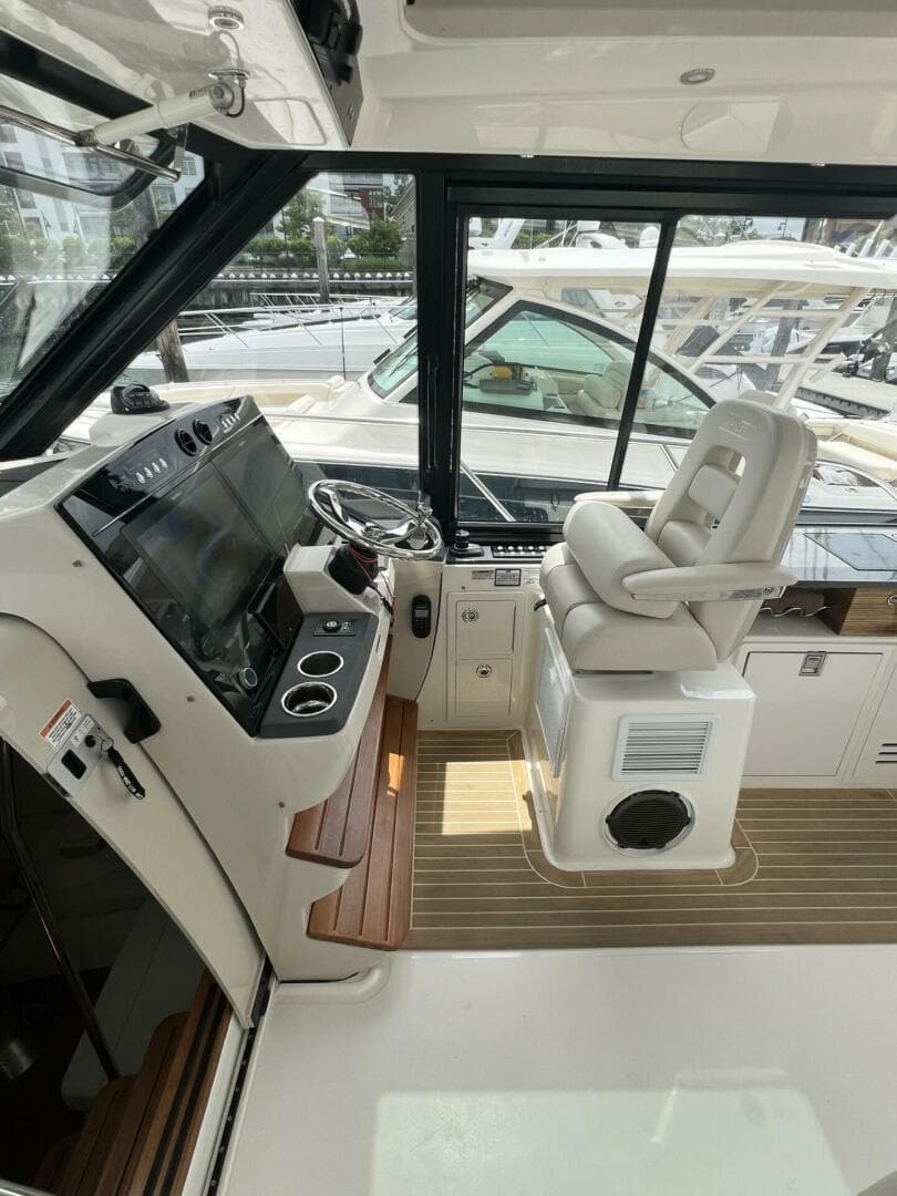2021 Boston Whaler 405 Conquest — photo 29