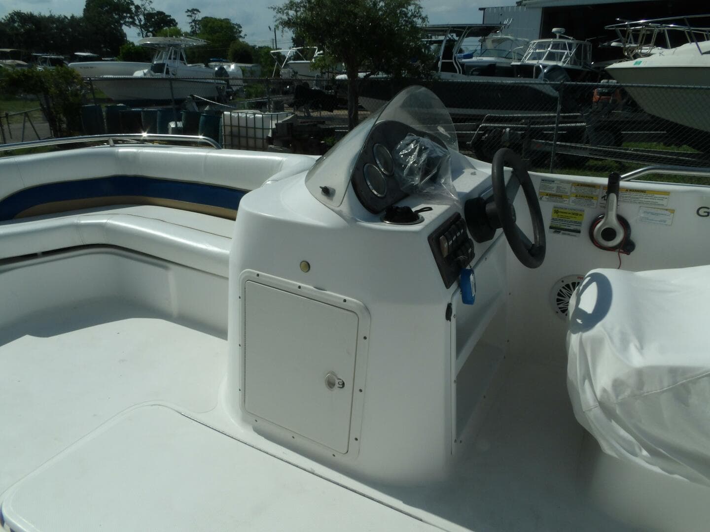 2012 Hurricane Sundeck Sport 201 OB — photo 15