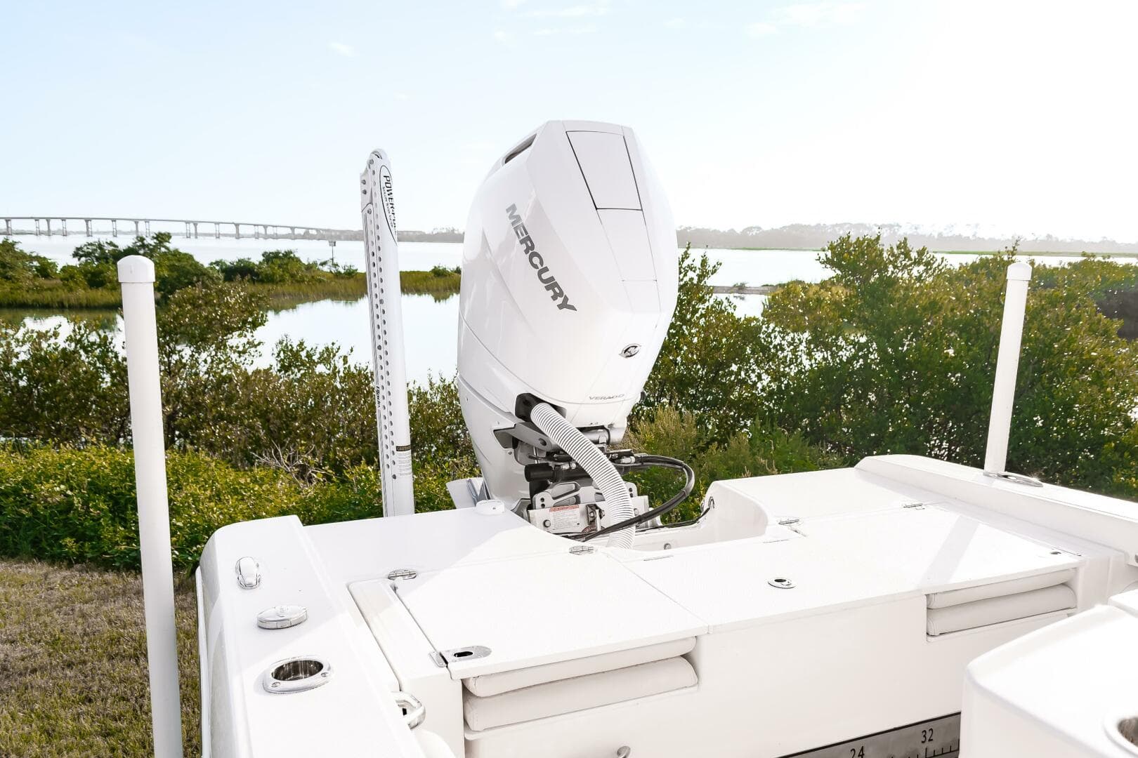 2022 Everglades 253 CC — photo 20