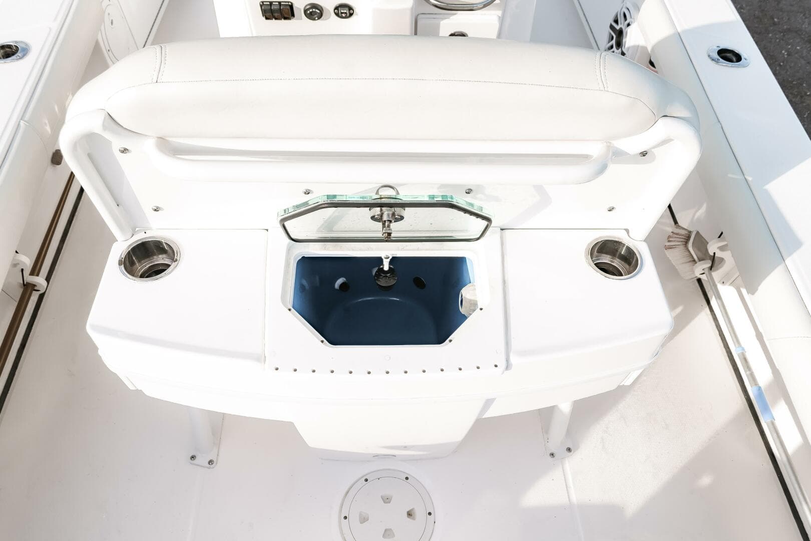 2022 Everglades 253 CC — photo 17