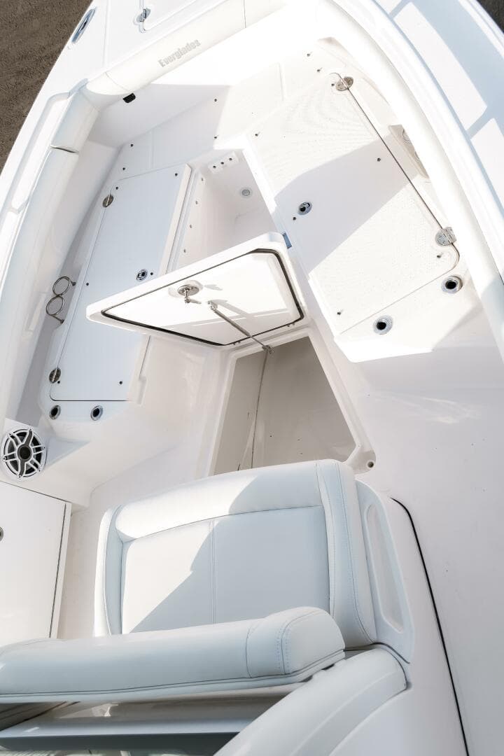 2022 Everglades 253 CC — photo 27