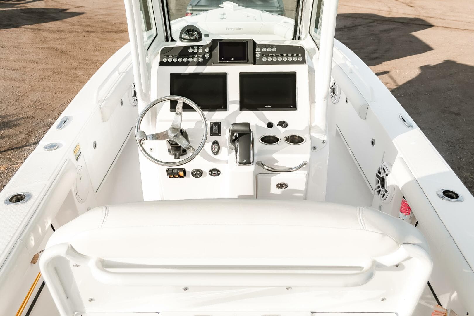 2022 Everglades 253 CC — photo 16