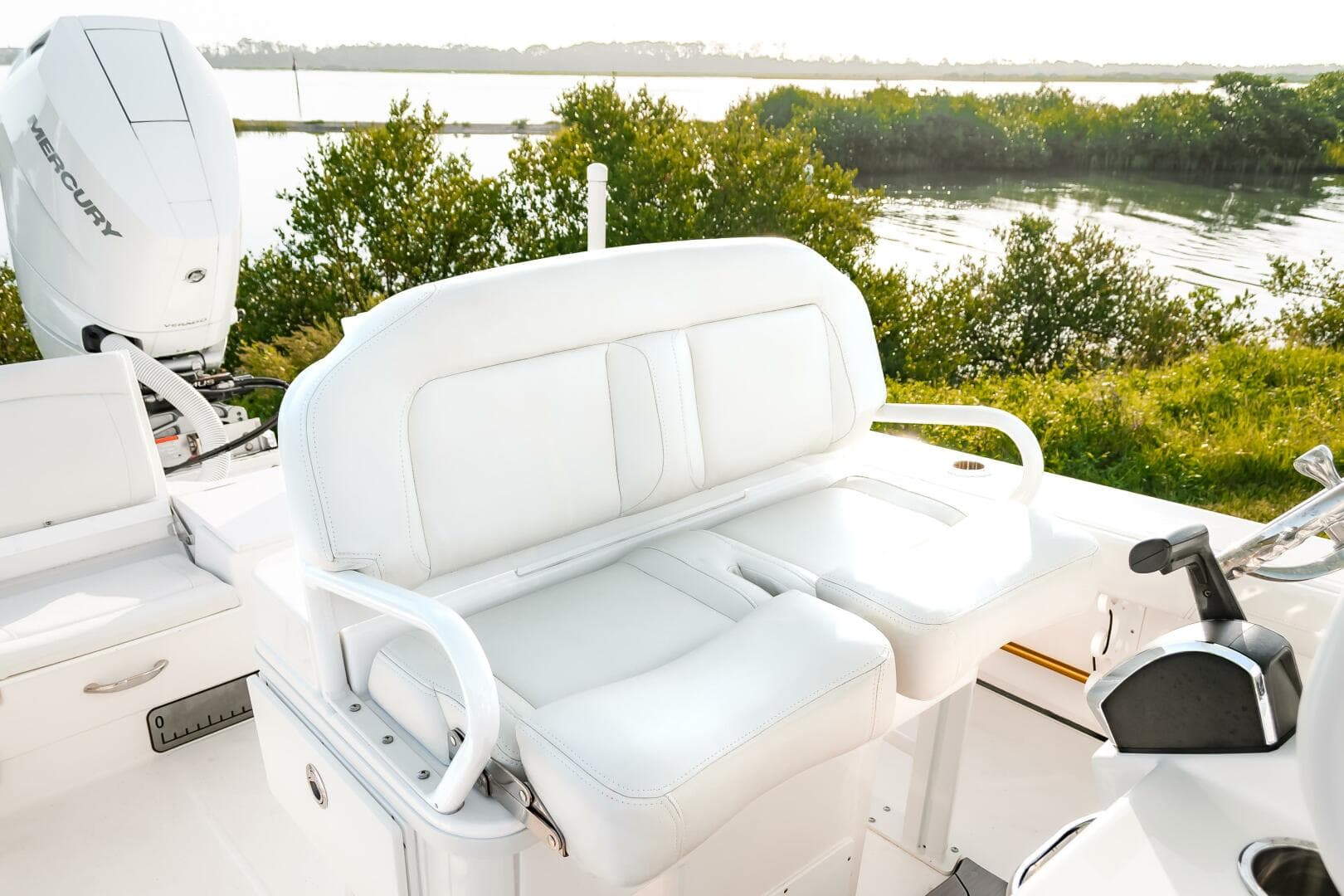 2022 Everglades 253 CC — photo 12