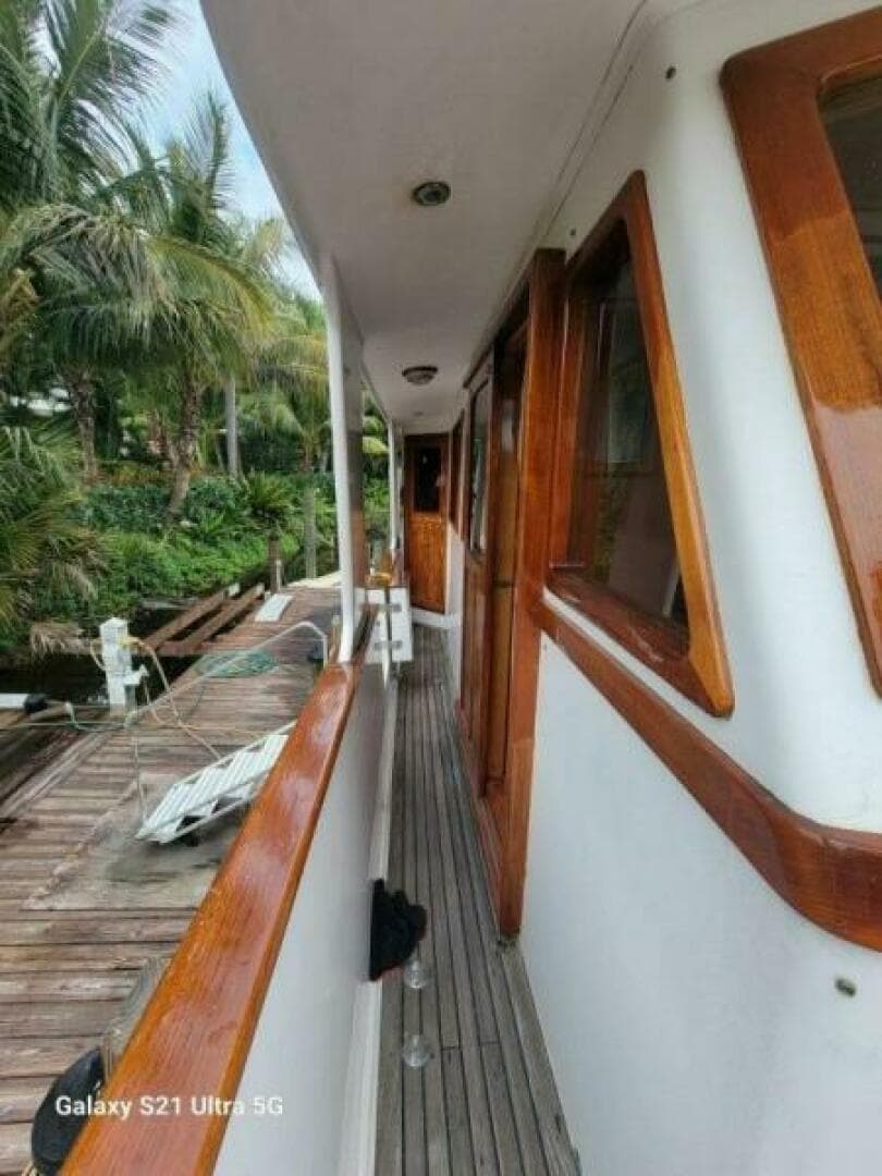 1987 Marine Trader Wide Body — photo 26