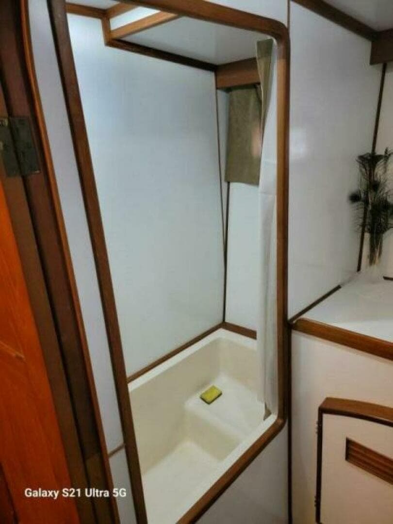 1987 Marine Trader Wide Body — photo 101