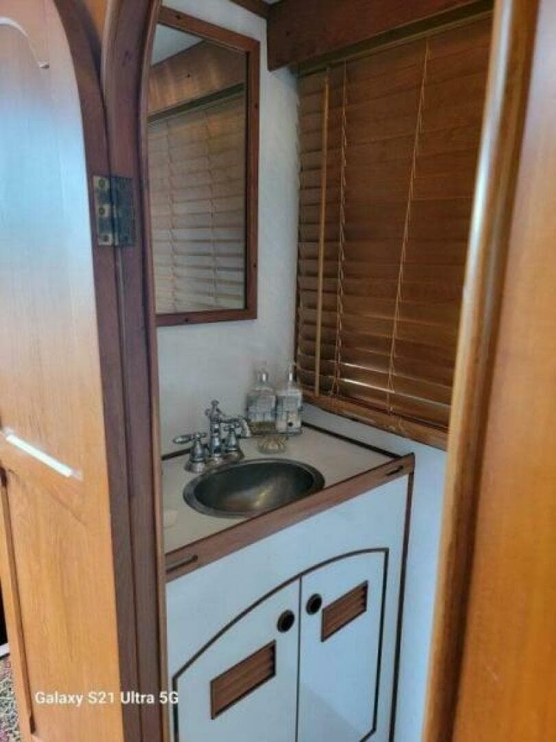 1987 Marine Trader Wide Body — photo 38