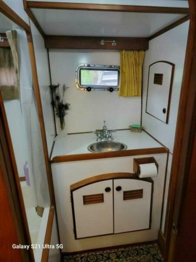 1987 Marine Trader Wide Body — photo 104