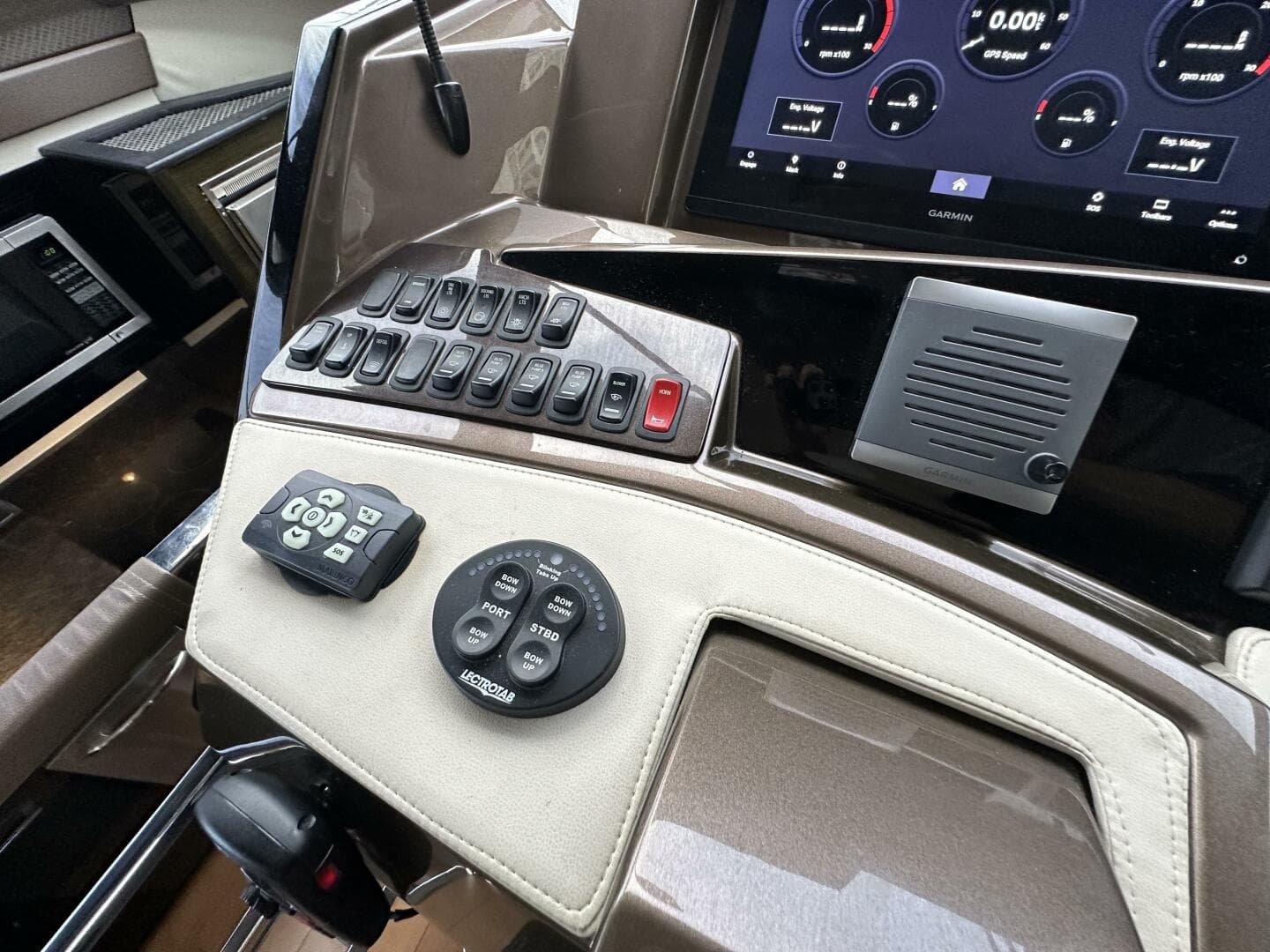 2013 Marquis 630 Sport Yacht — photo 30