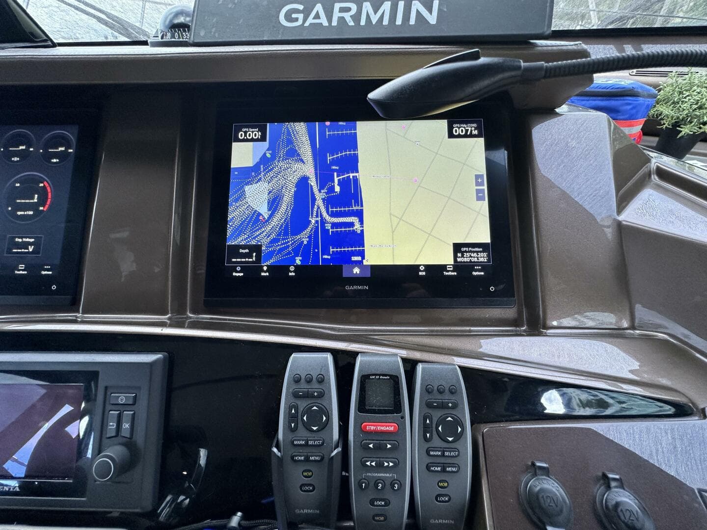 2013 Marquis 630 Sport Yacht — photo 28