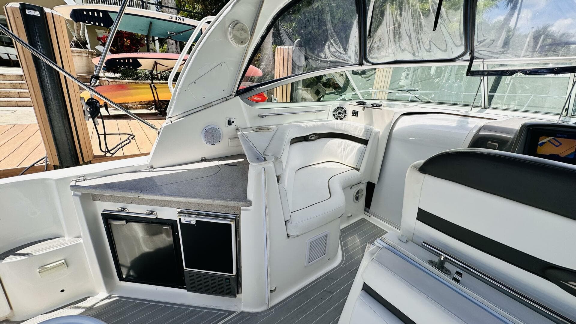 2007 Rinker 350 Express Cruiser — photo 9