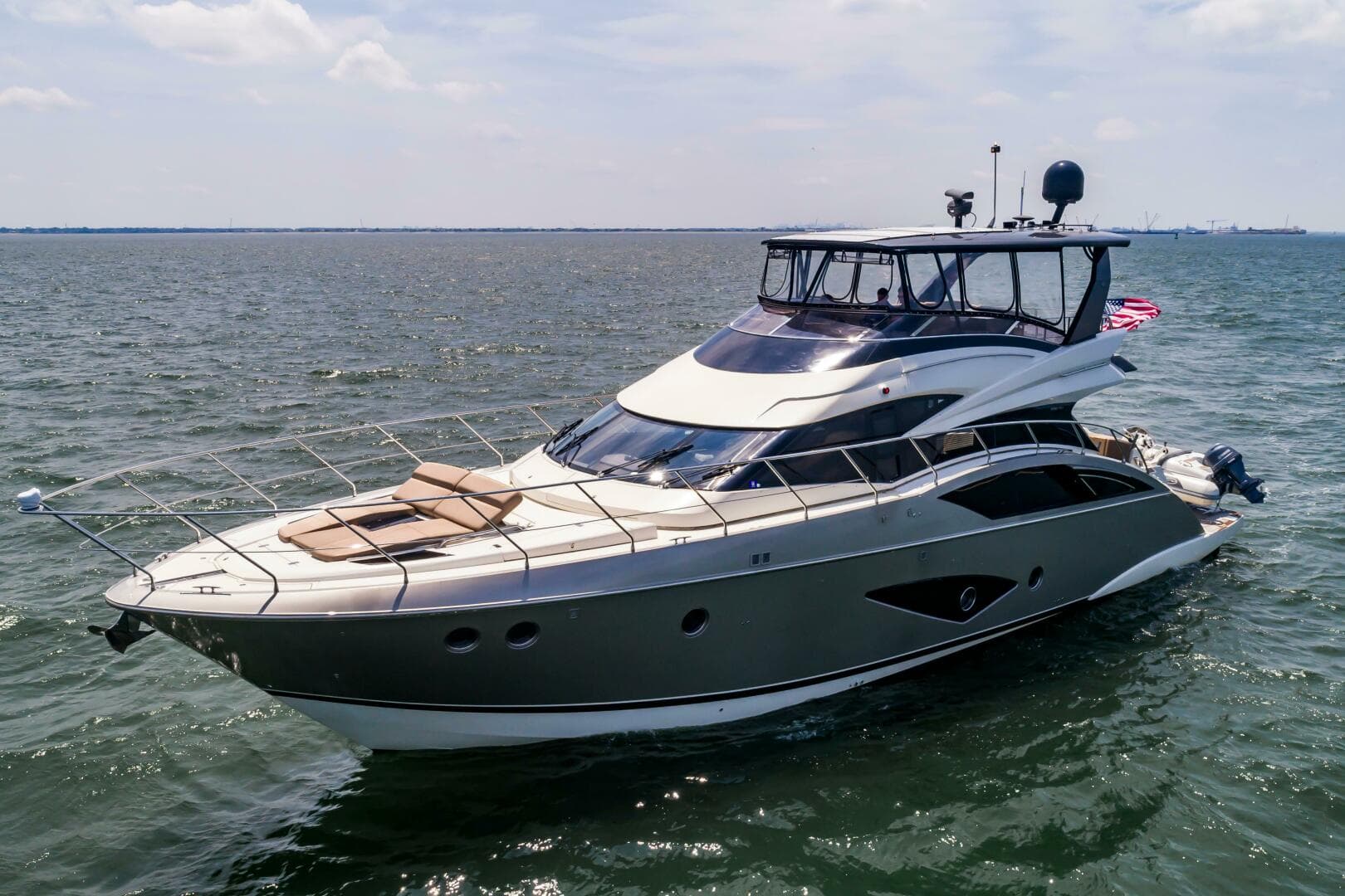 2013 Marquis 63 Sport Yacht — photo 2