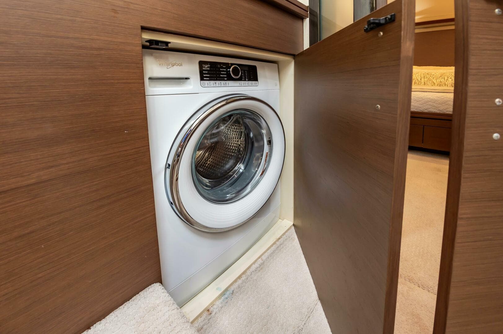 2013 Marquis 63 Sport Yacht — photo 40