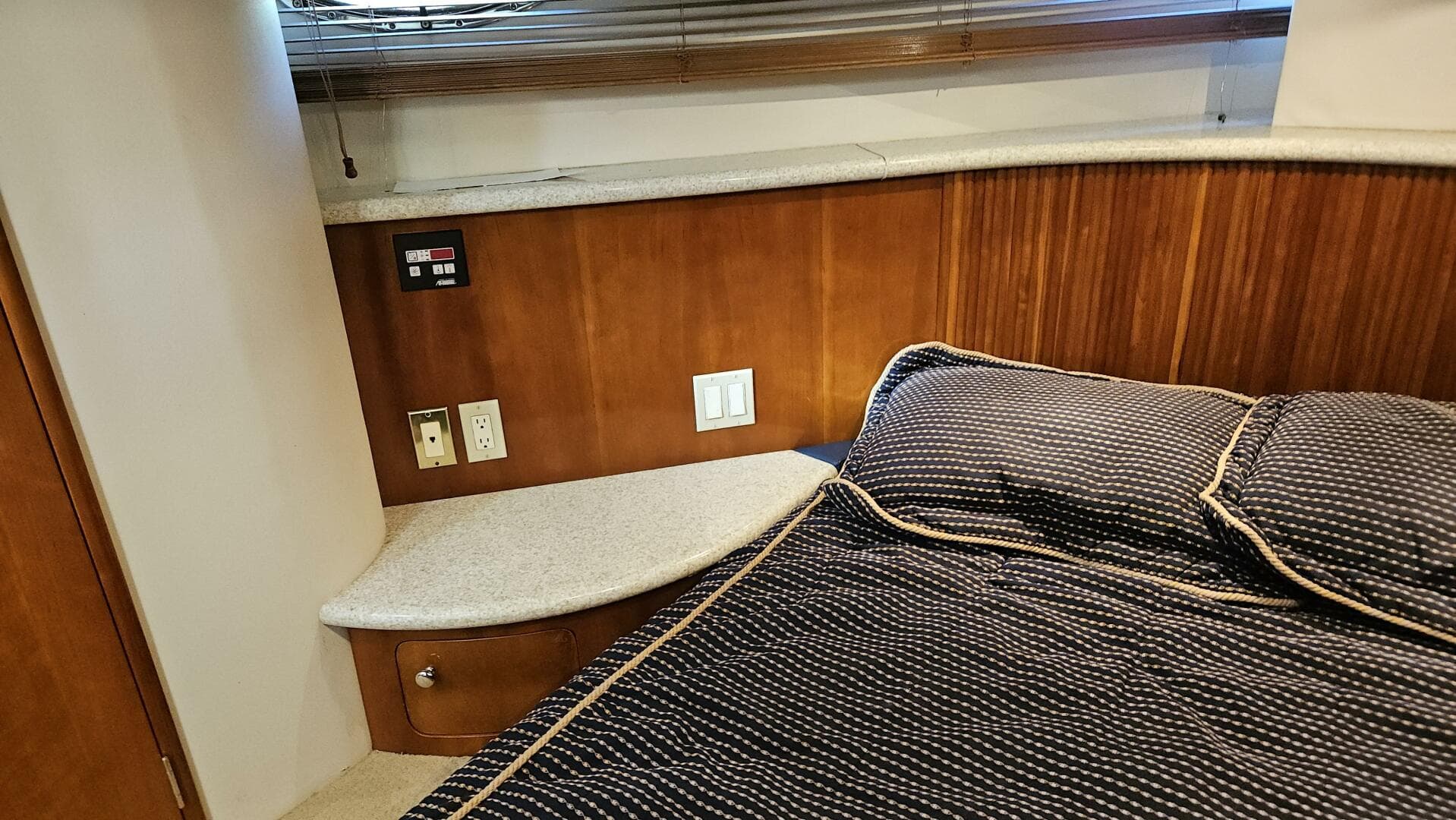 2000 Carver 450 Voyager — photo 33