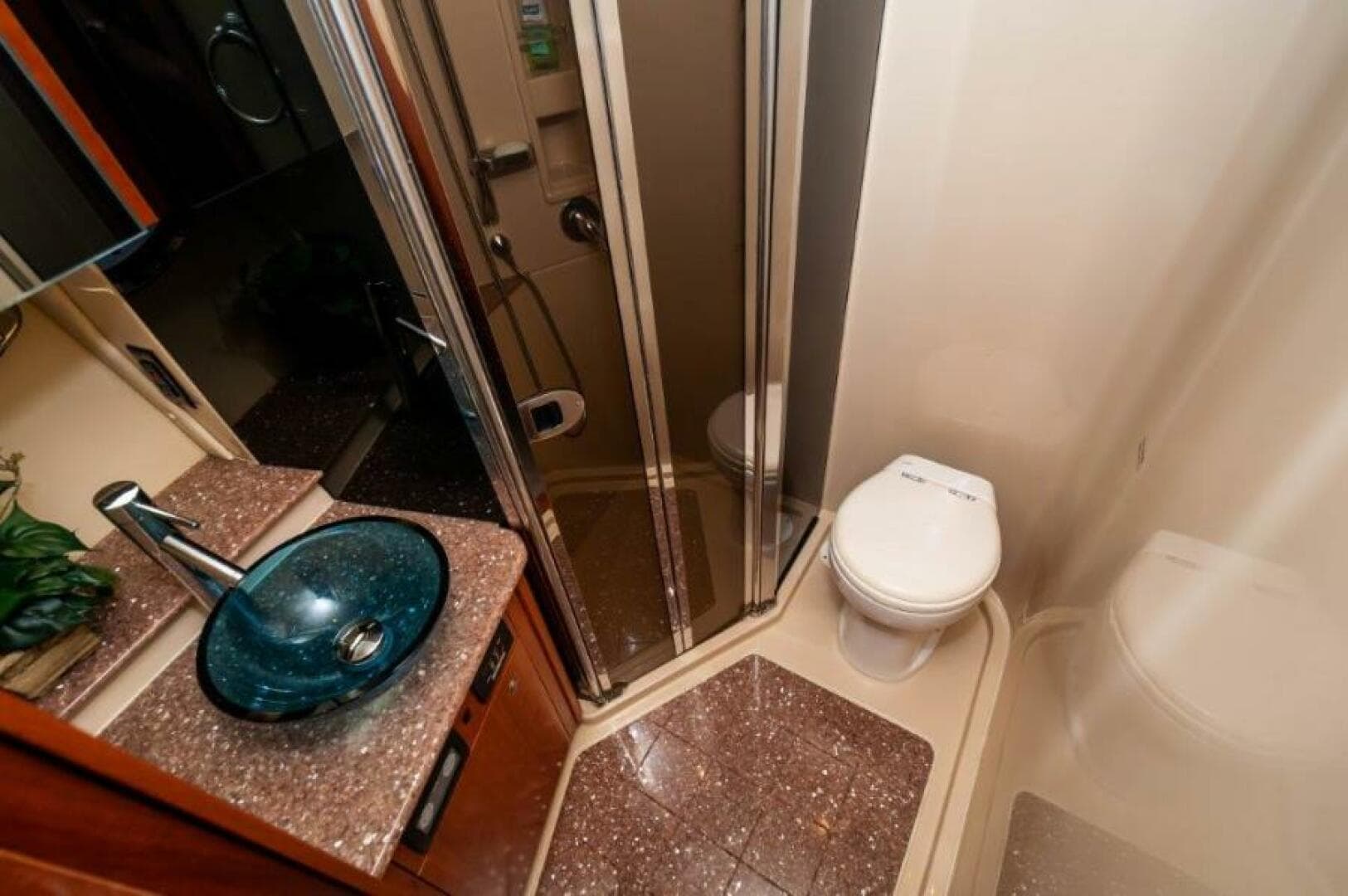 2006 Cruisers Yachts 477 Sport Sedan — photo 17