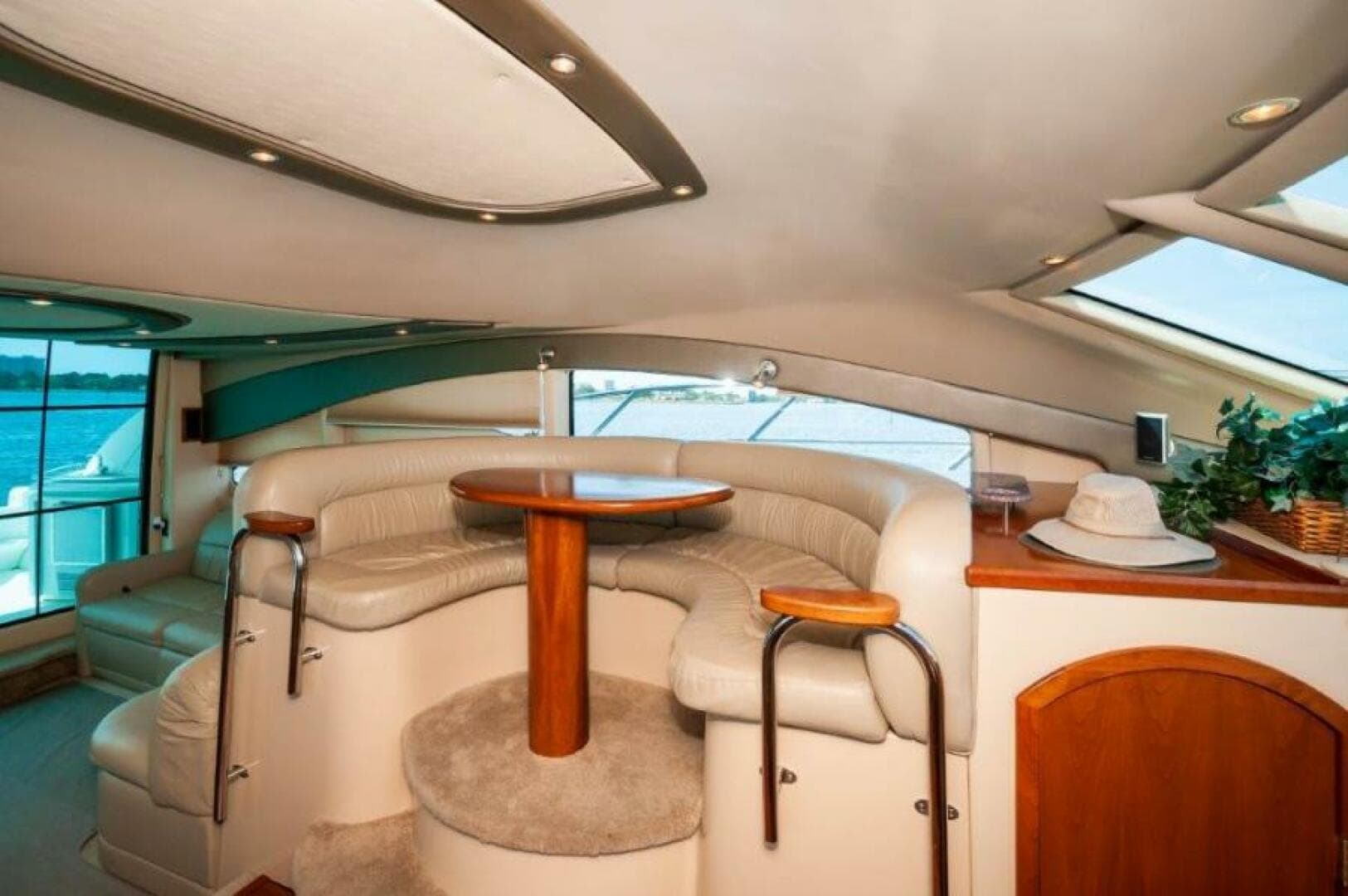 2006 Cruisers Yachts 477 Sport Sedan — photo 9