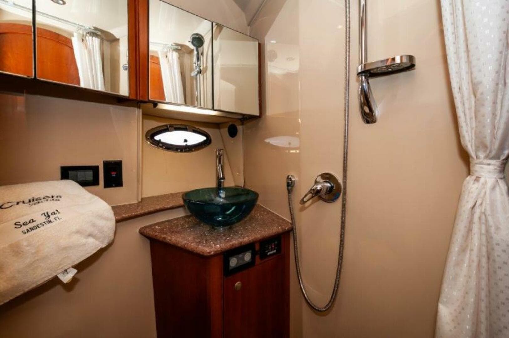 2006 Cruisers Yachts 477 Sport Sedan — photo 24