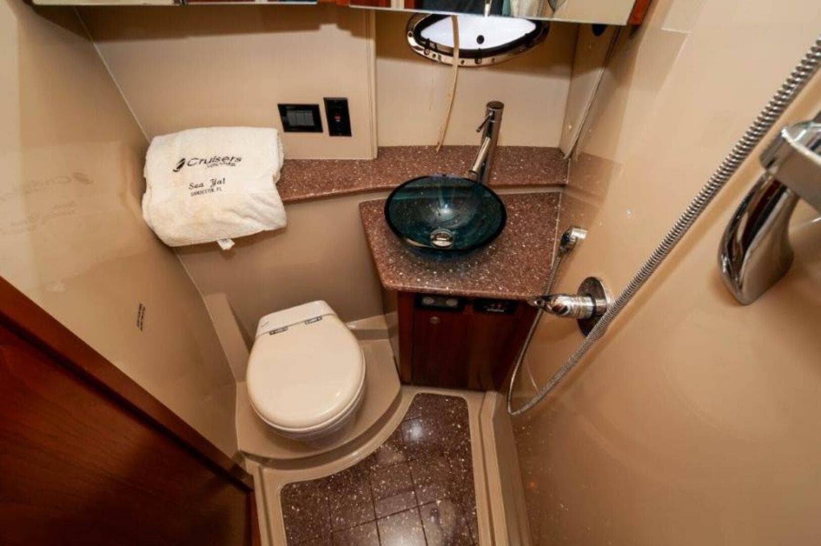 2006 Cruisers Yachts 477 Sport Sedan — photo 22