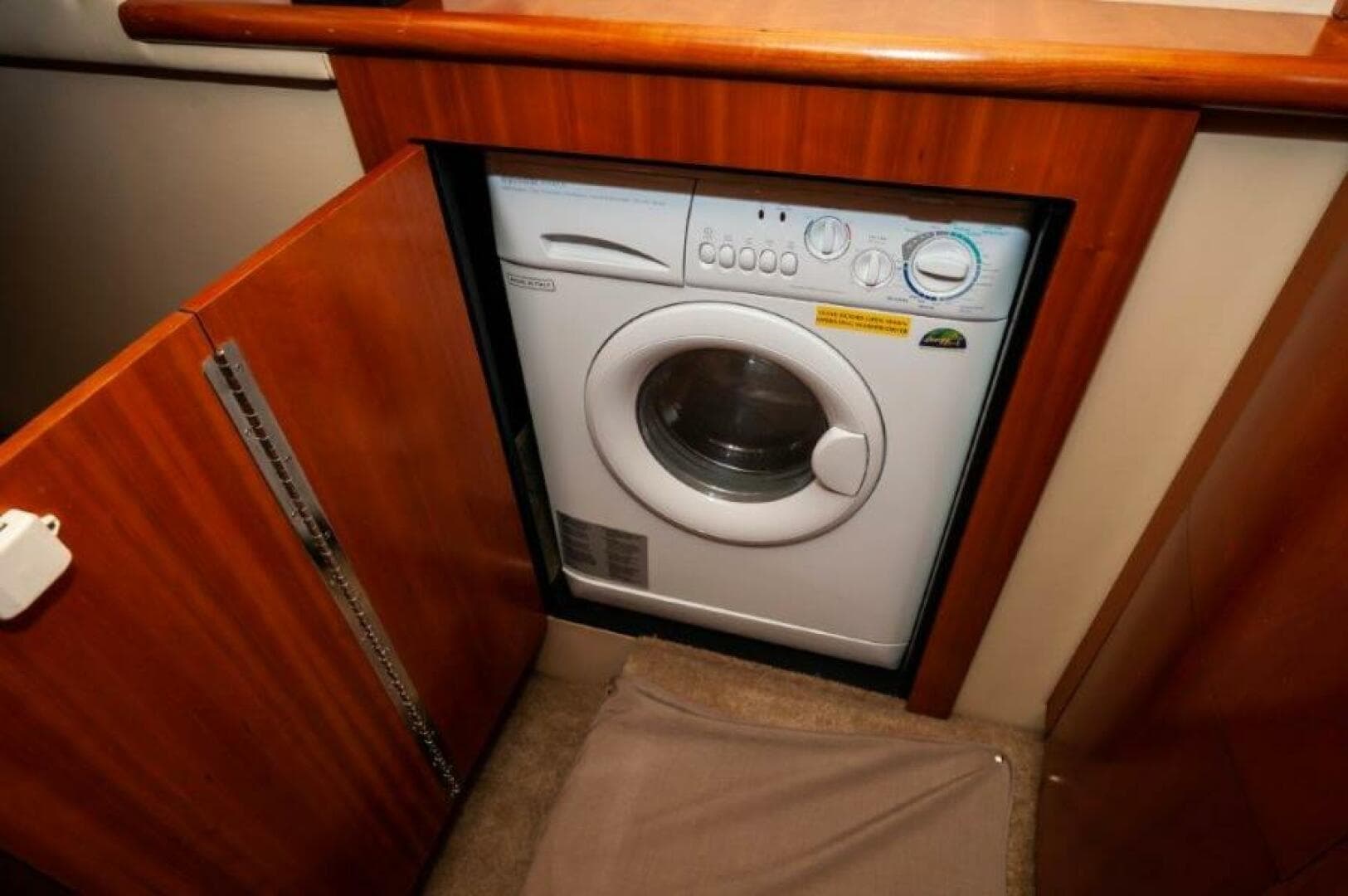 2006 Cruisers Yachts 477 Sport Sedan — photo 13