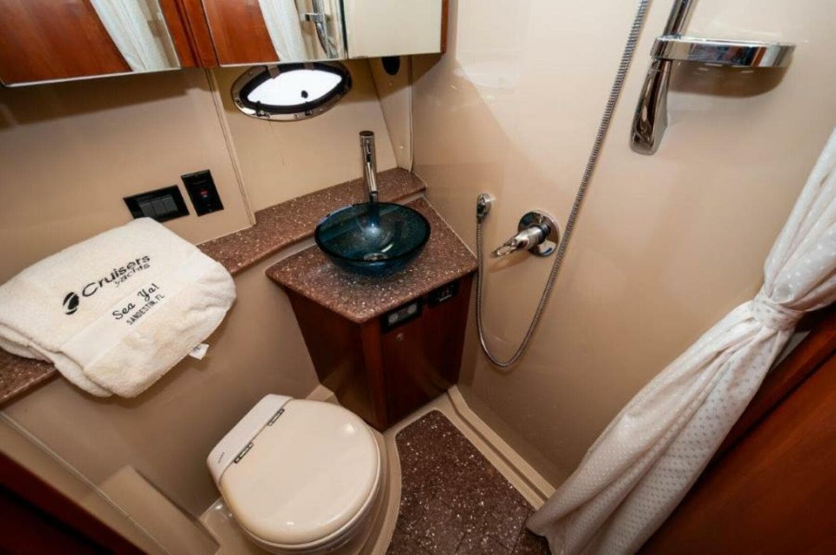 2006 Cruisers Yachts 477 Sport Sedan — photo 23