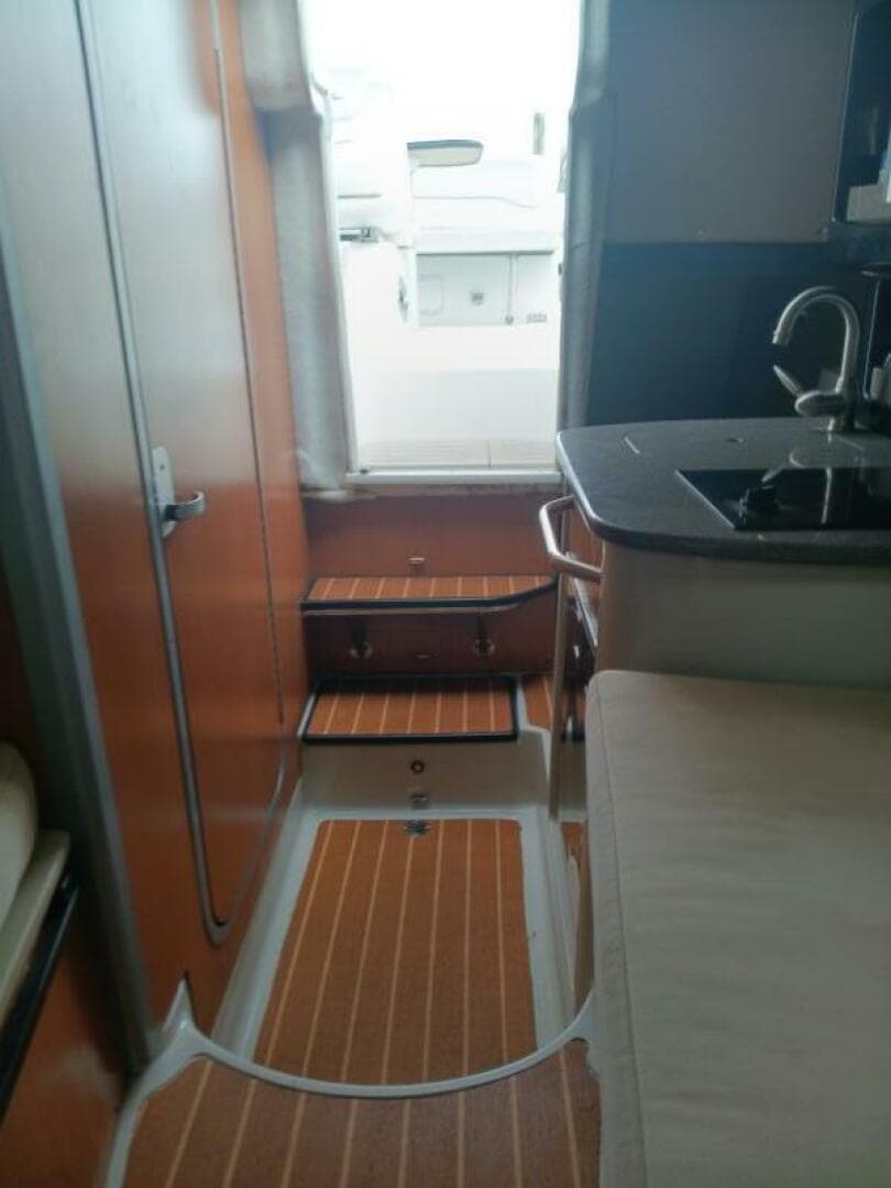 2010 Mariah 270 — photo 8