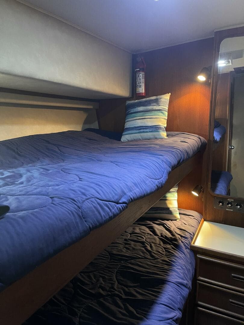 1986 Chris-Craft Commander 422 — photo 17