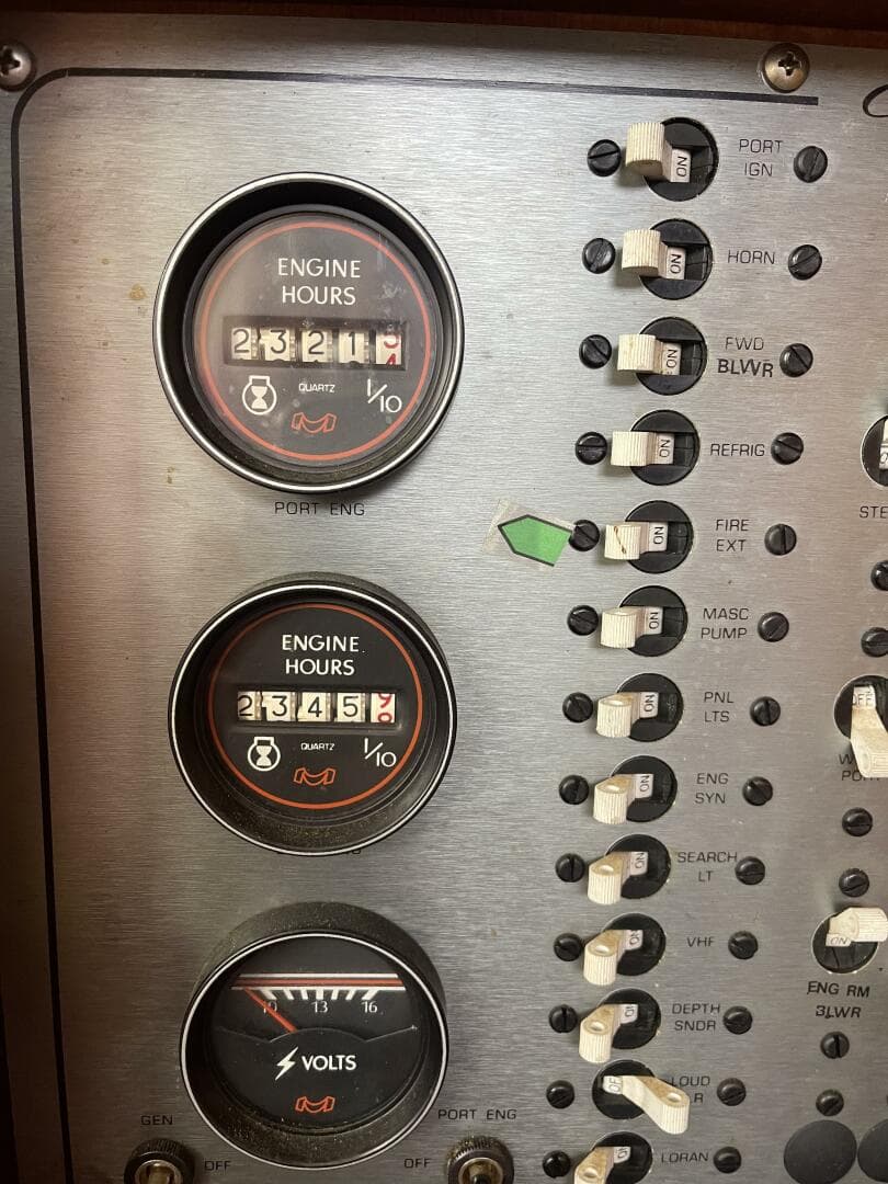 1986 Chris-Craft Commander 422 — photo 19