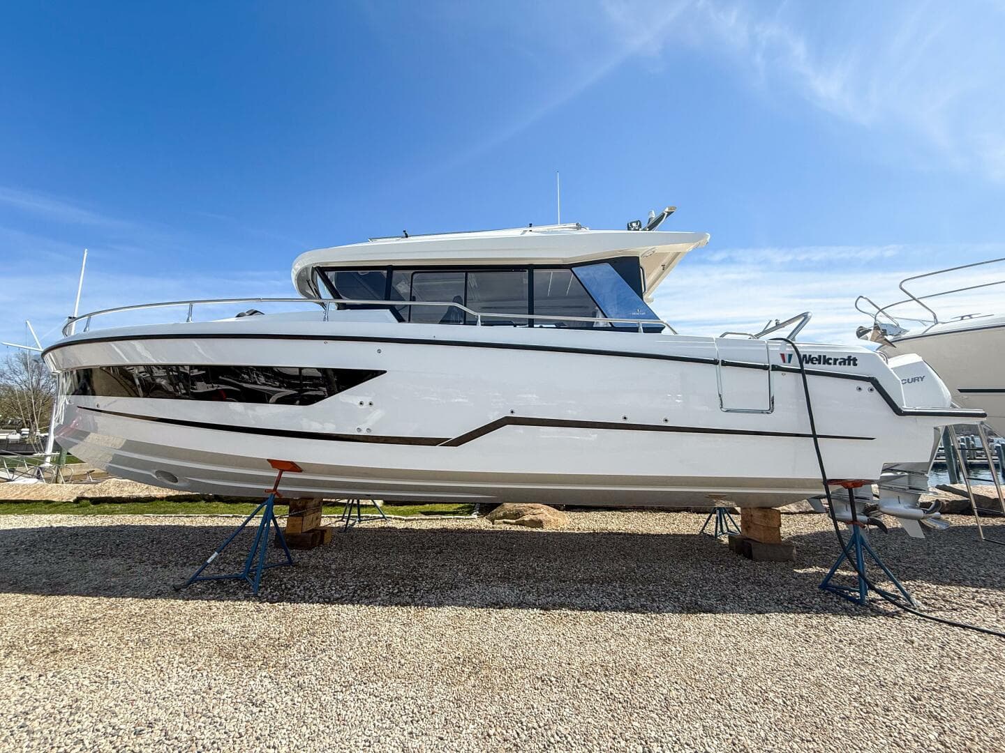 2025 Wellcraft 38 Explorer — photo 3