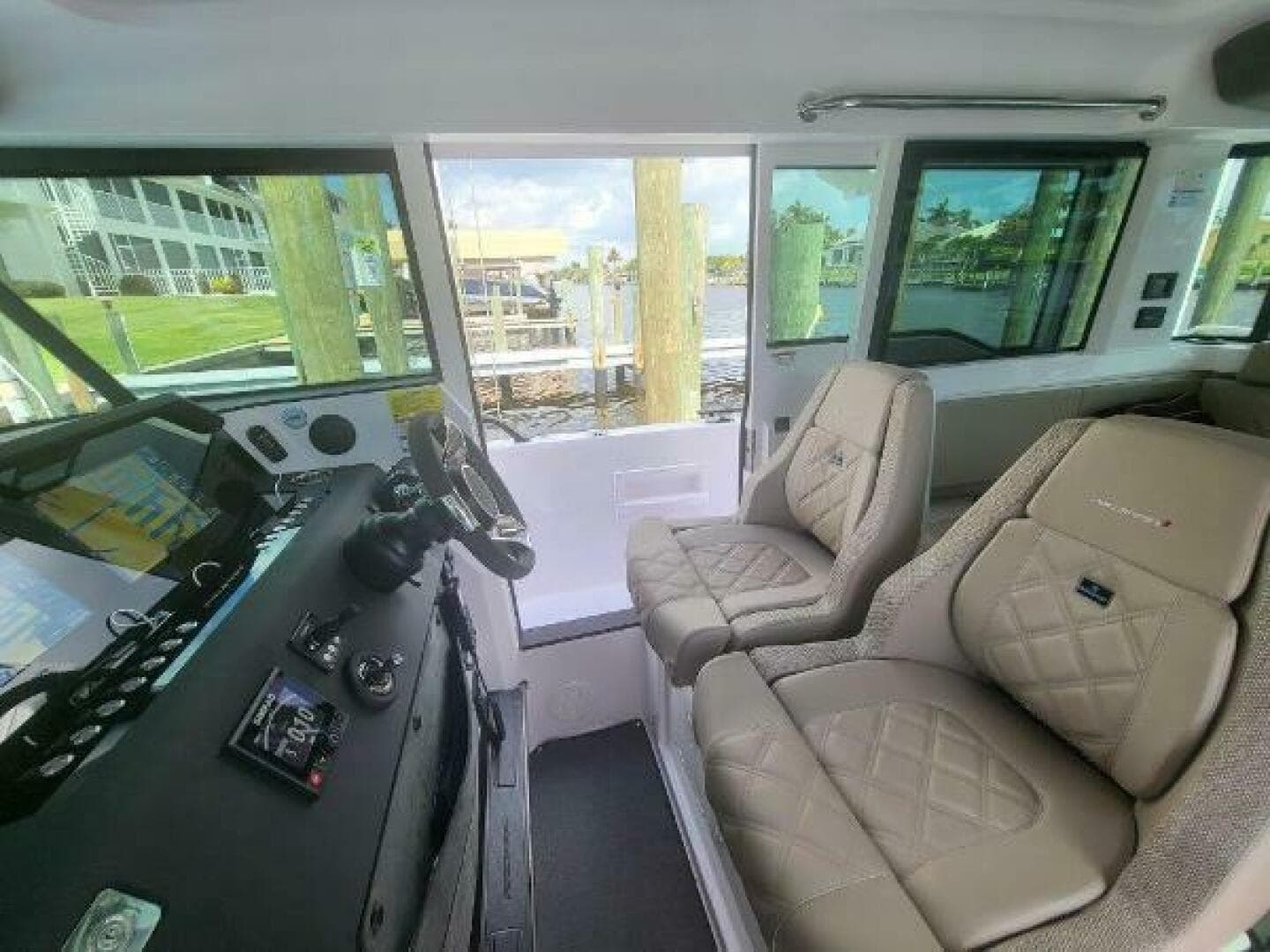 2024 Axopar 37 XC Cross Cabin — photo 12
