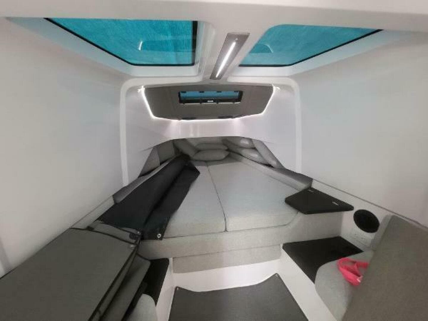 2024 Axopar 37 XC Cross Cabin — photo 17