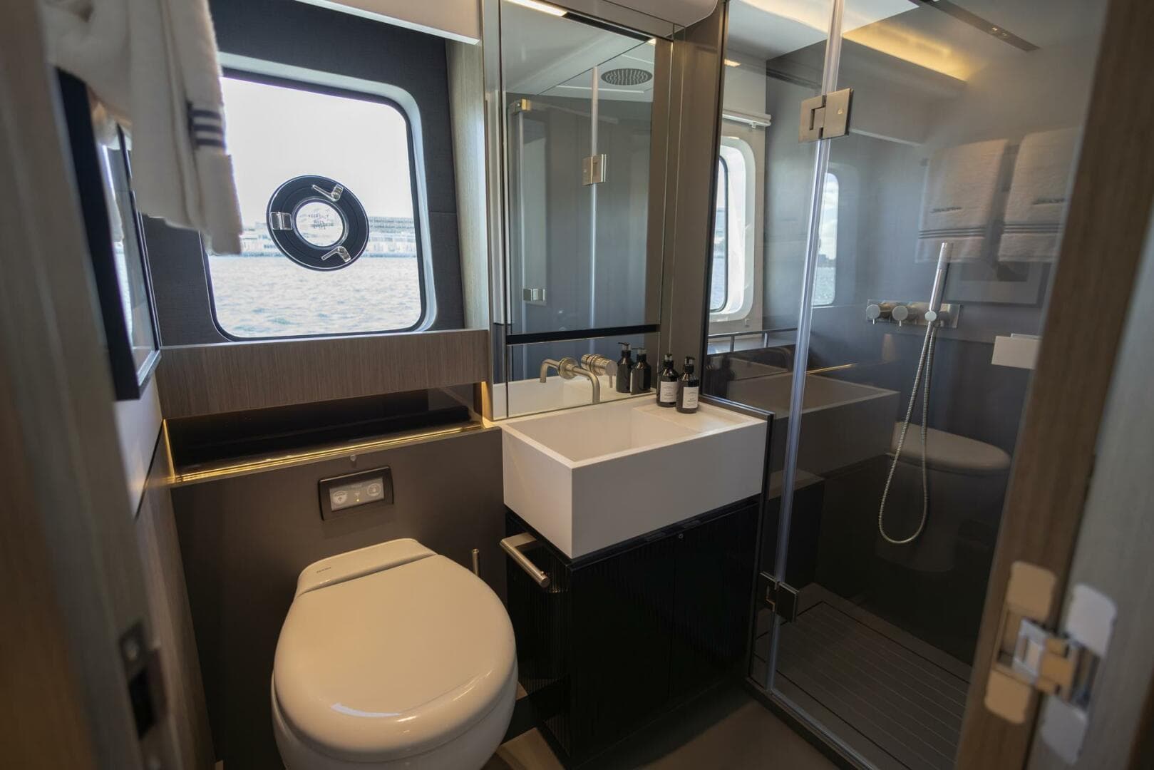 2025 Pearl 72 — photo 32